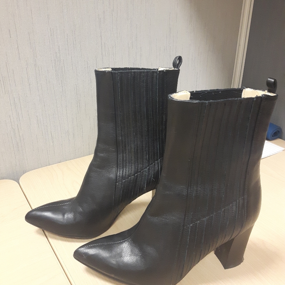 Designer boots size 6.5